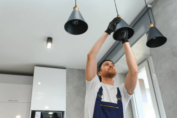 Hausmeister und Team prüft Zustand der Objekte